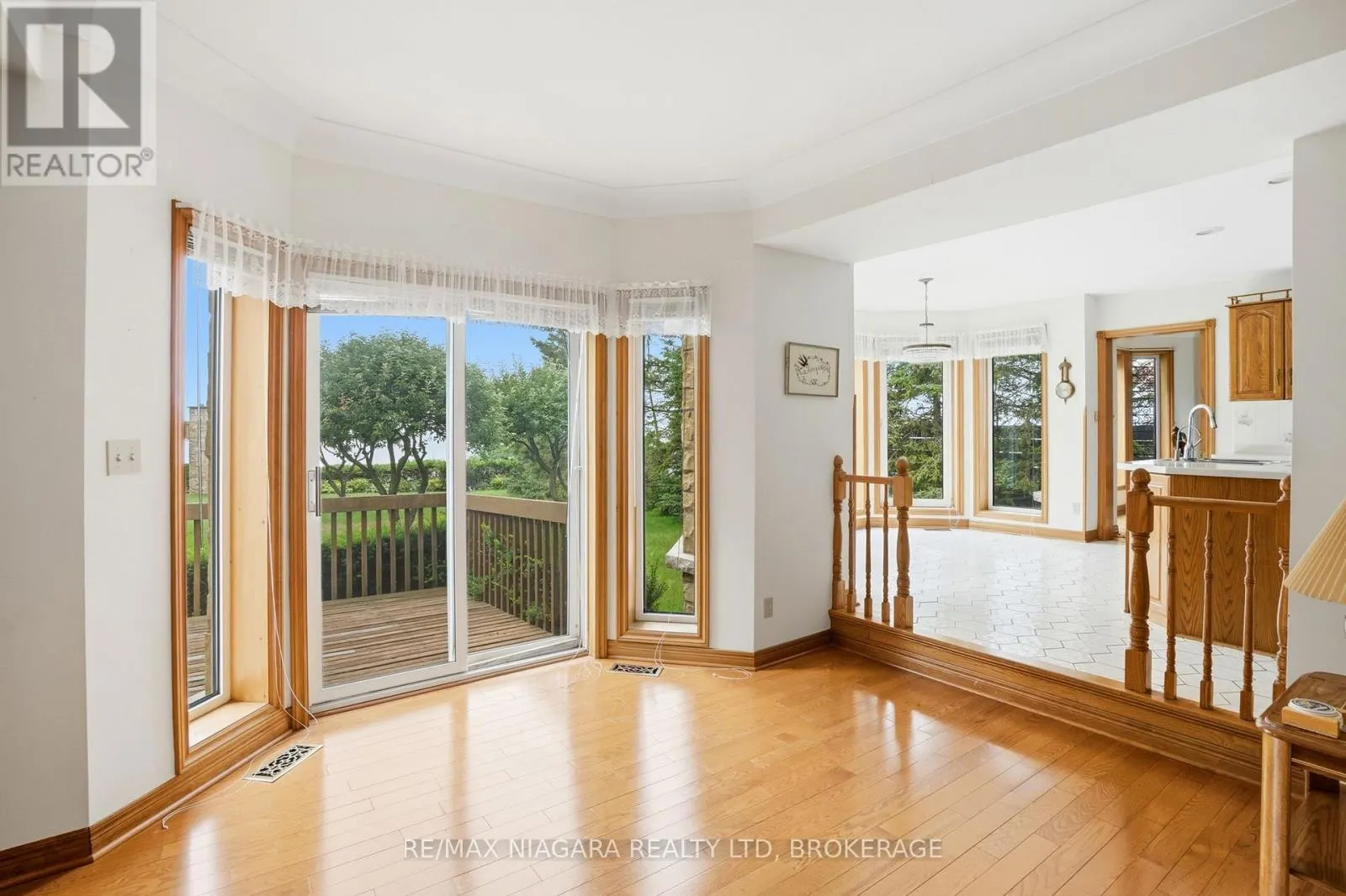599 LAKESHORE ROAD E