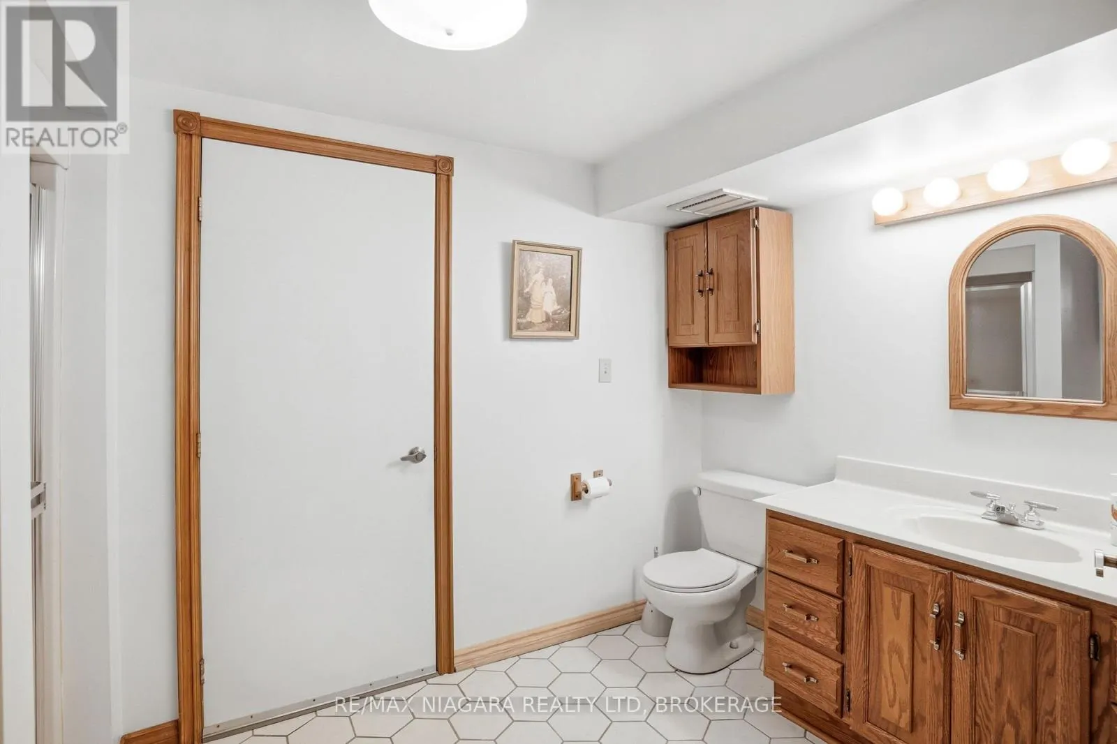 599 LAKESHORE ROAD E