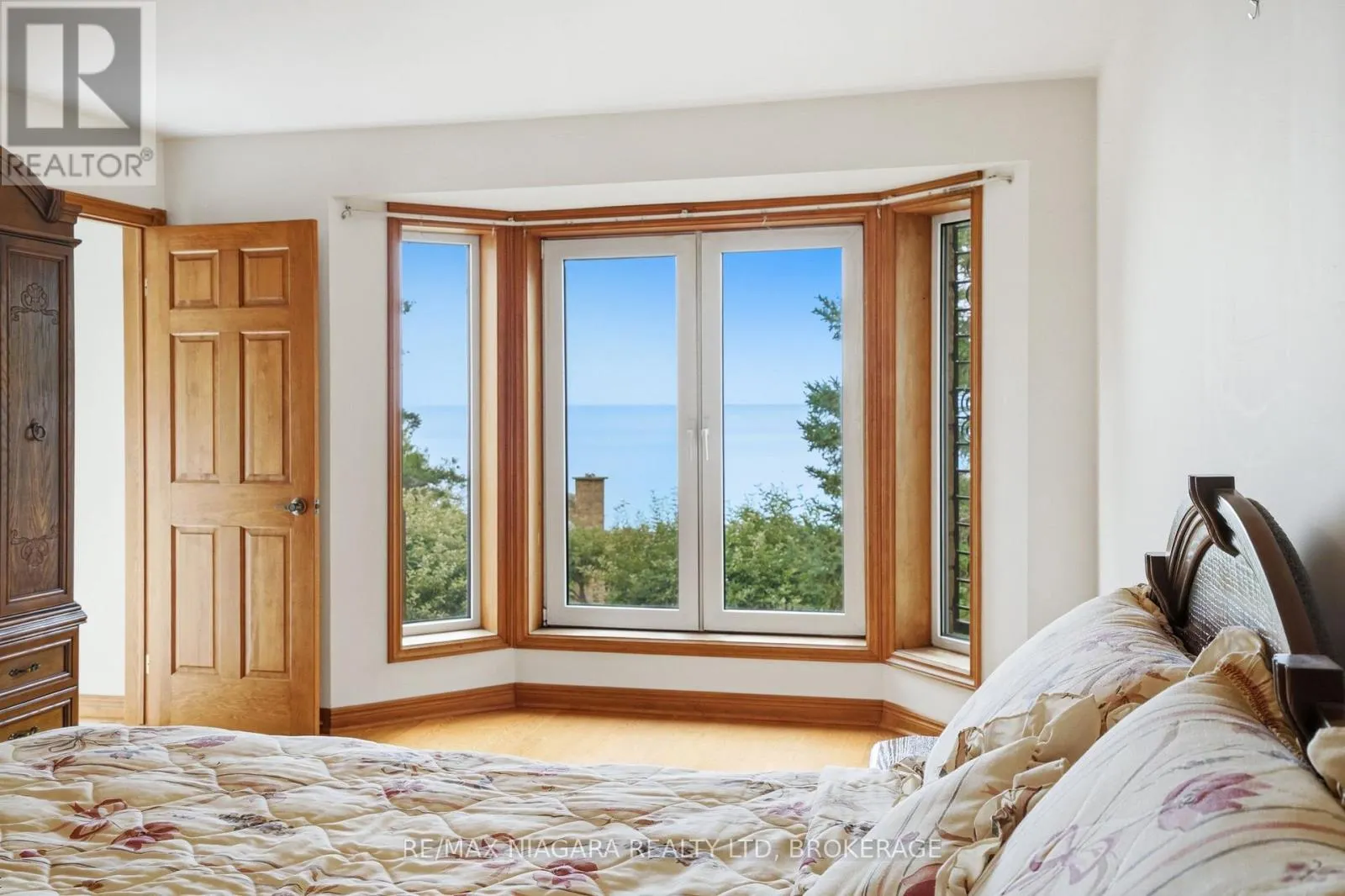 599 LAKESHORE ROAD E