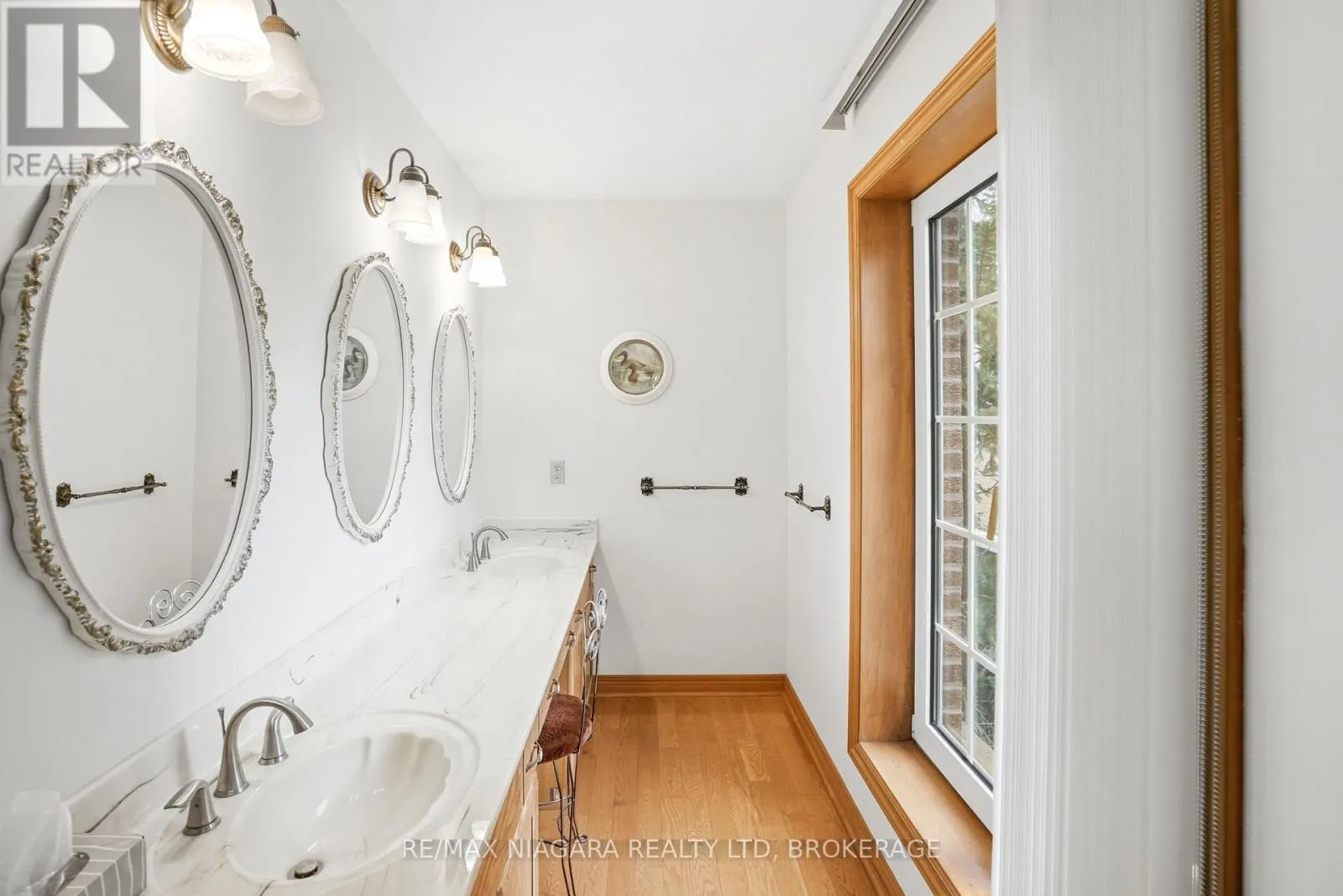 599 LAKESHORE ROAD E