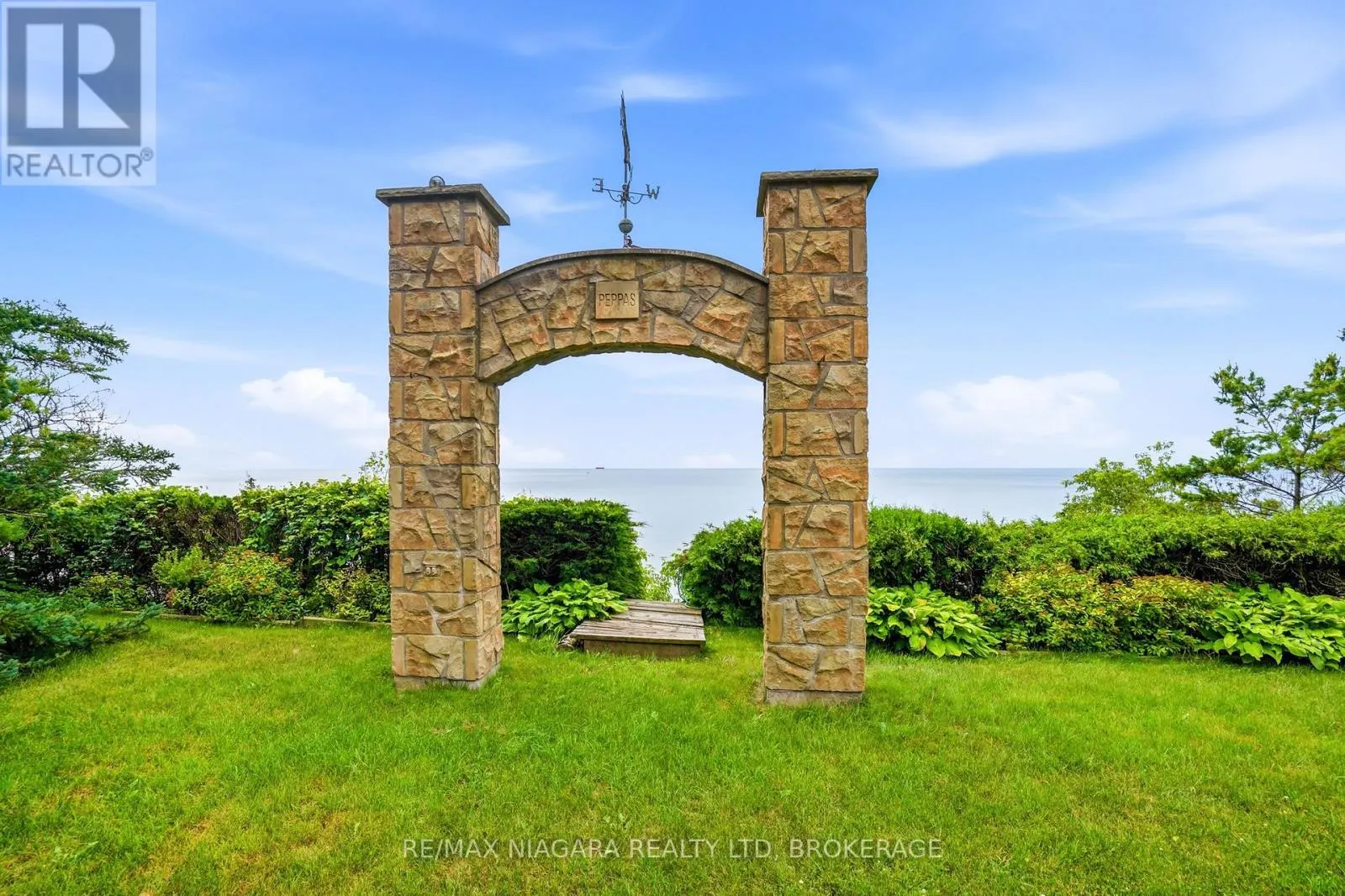 599 LAKESHORE ROAD E