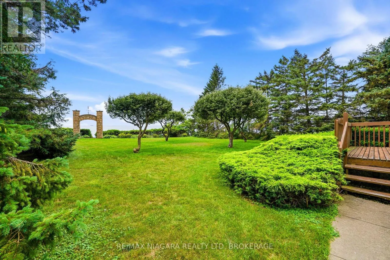599 LAKESHORE ROAD E