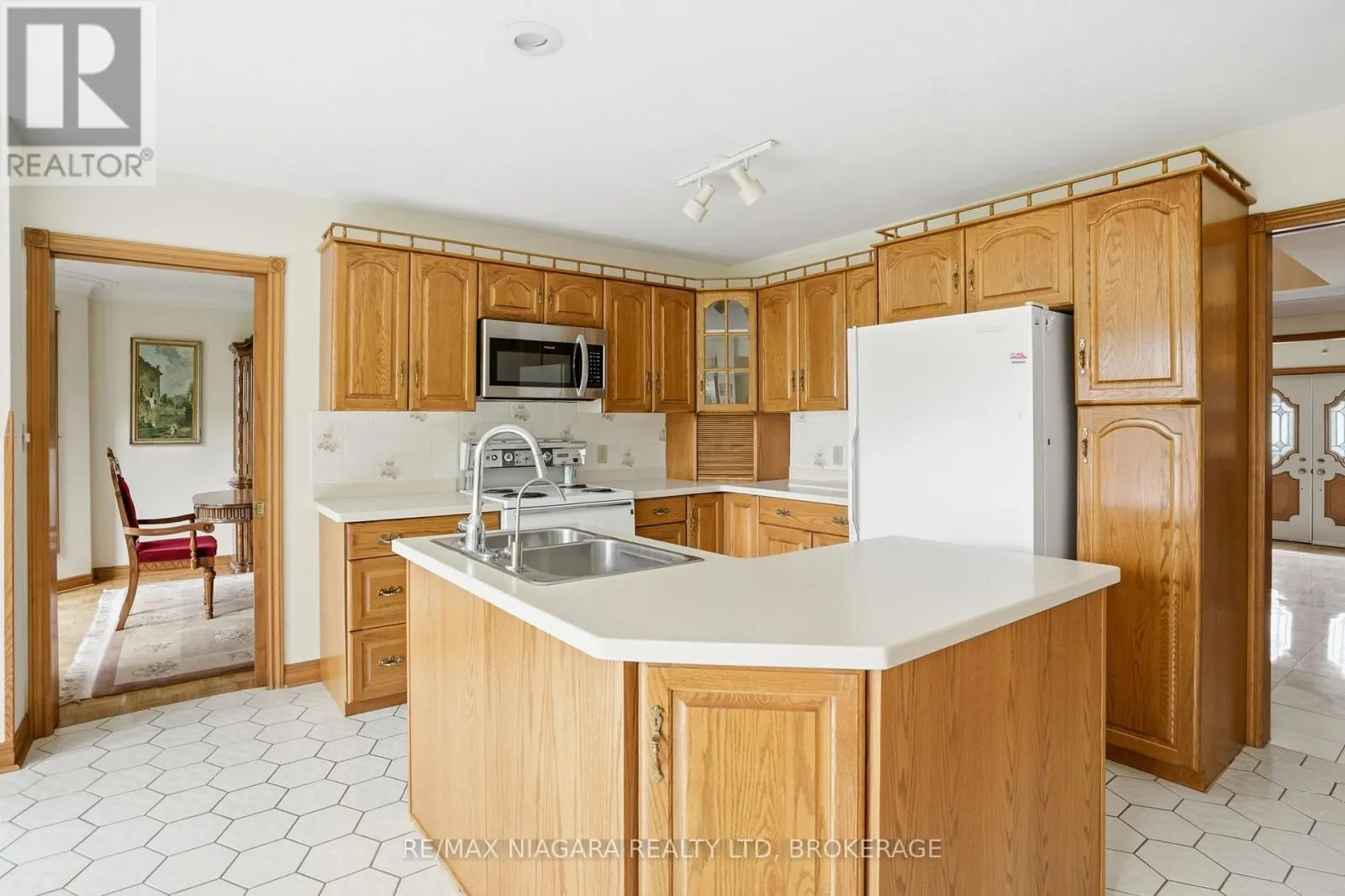 599 LAKESHORE ROAD E