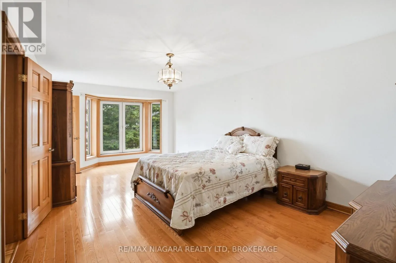 599 LAKESHORE ROAD E