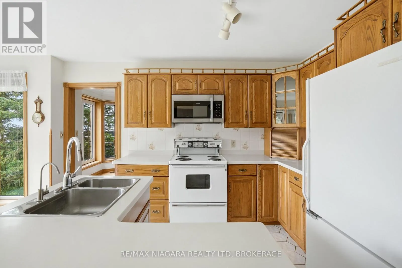 599 LAKESHORE ROAD E