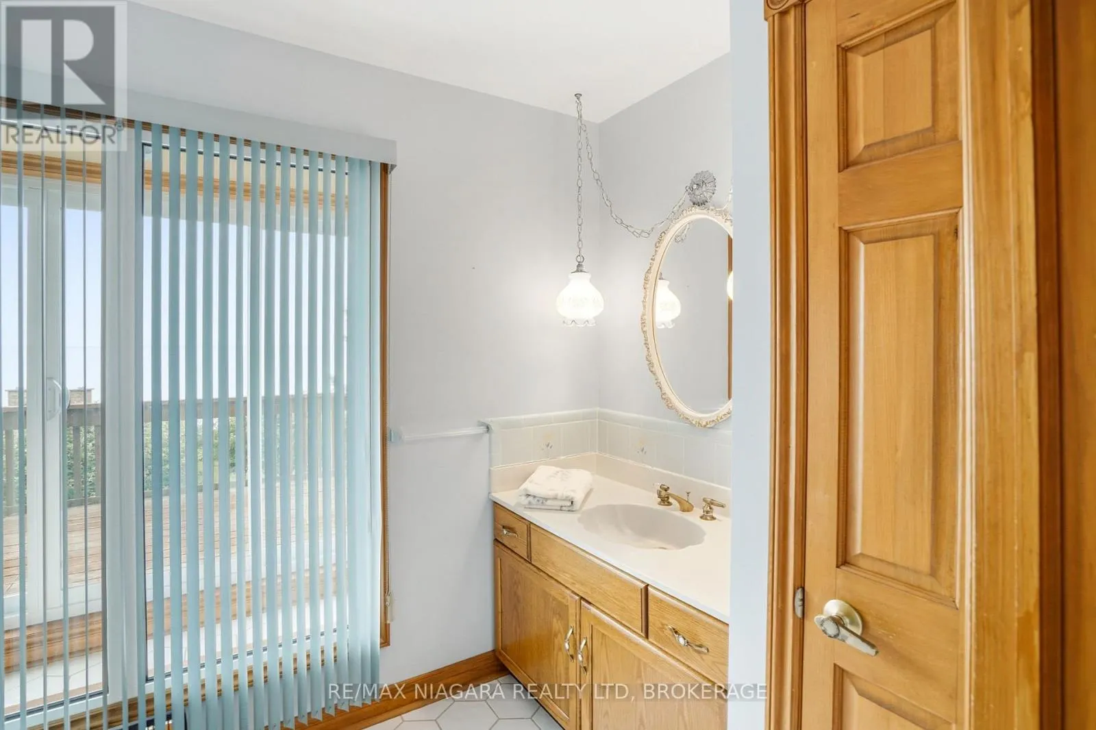 599 LAKESHORE ROAD E