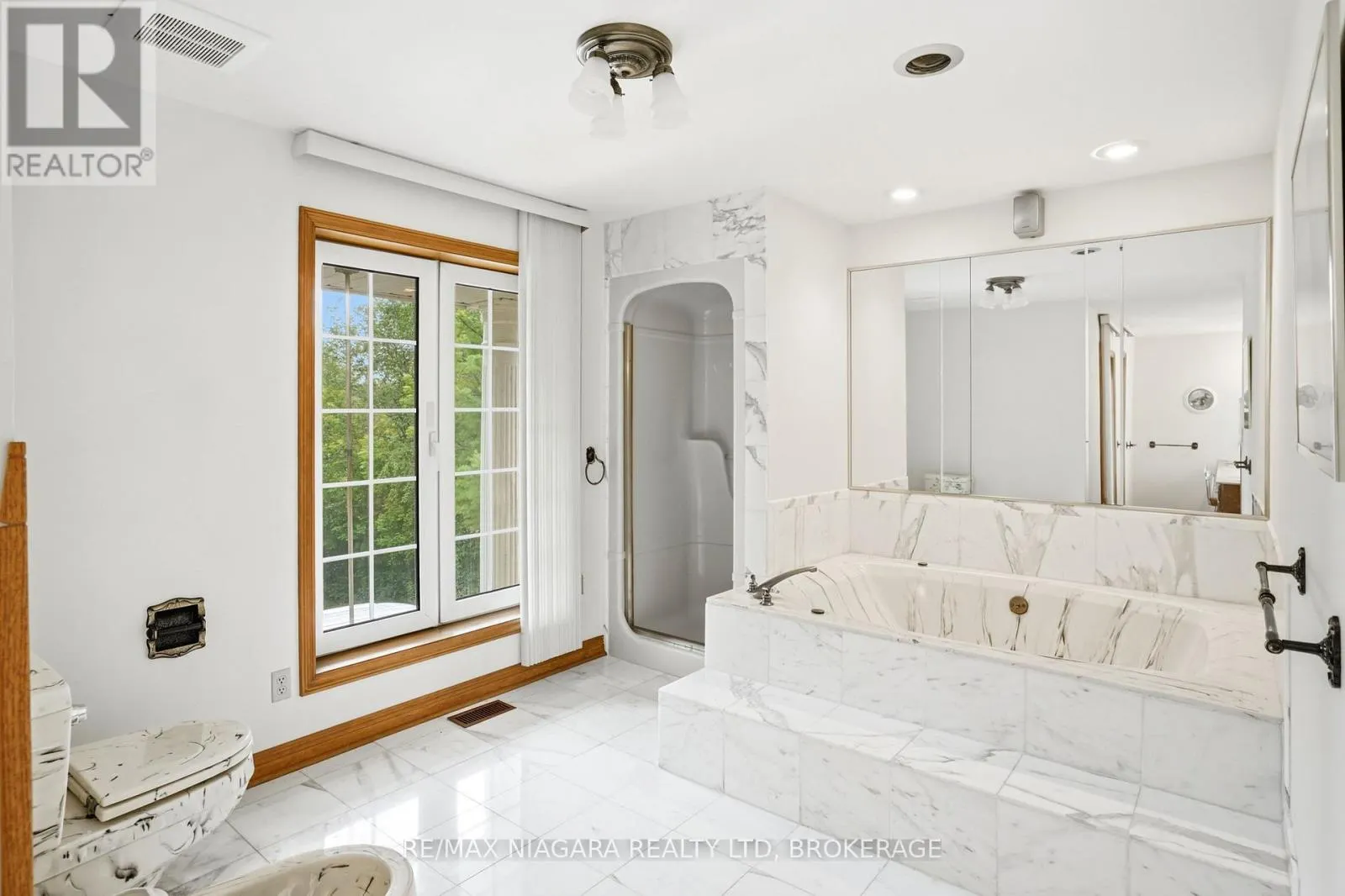 599 LAKESHORE ROAD E