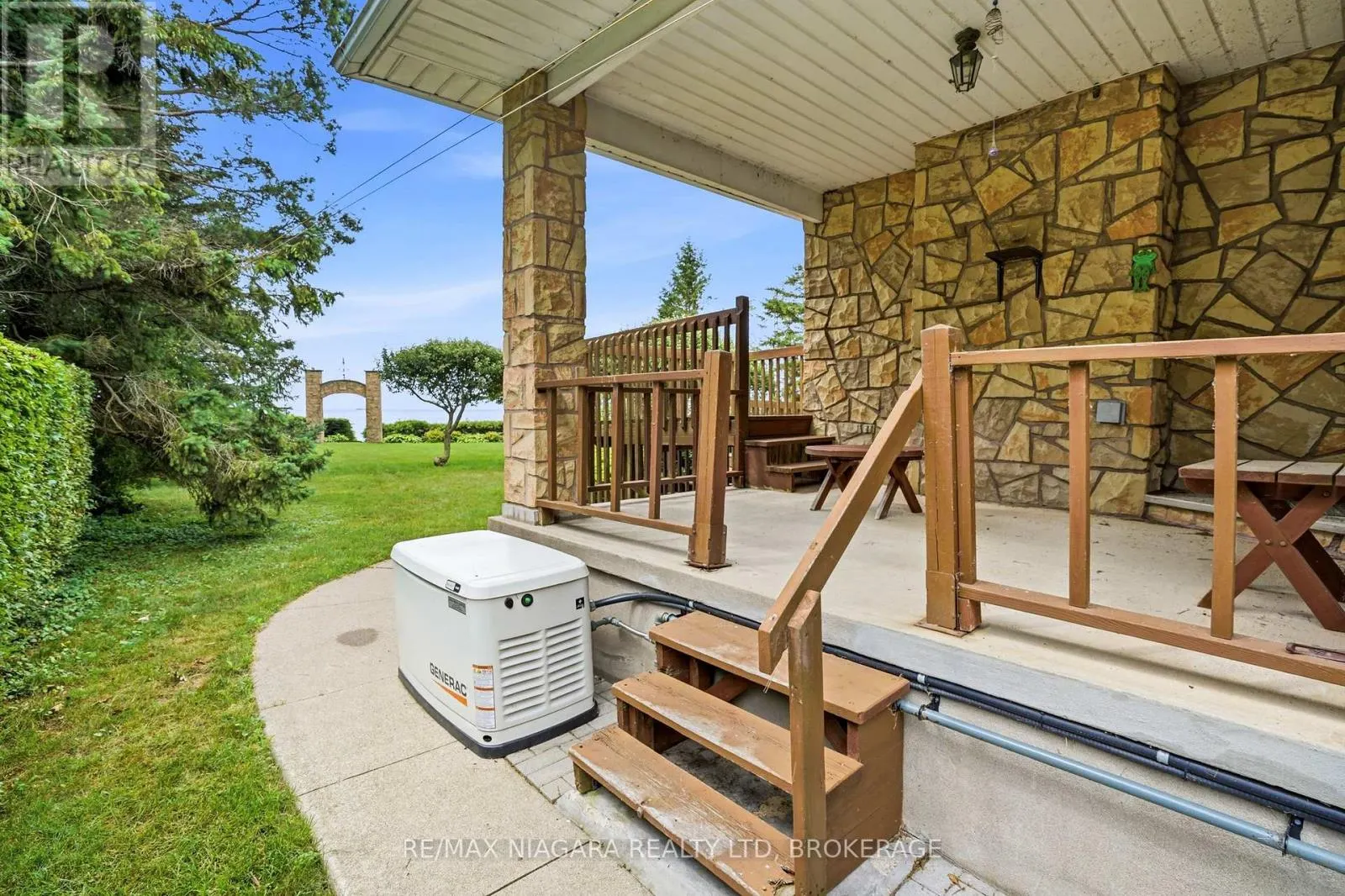 599 LAKESHORE ROAD E