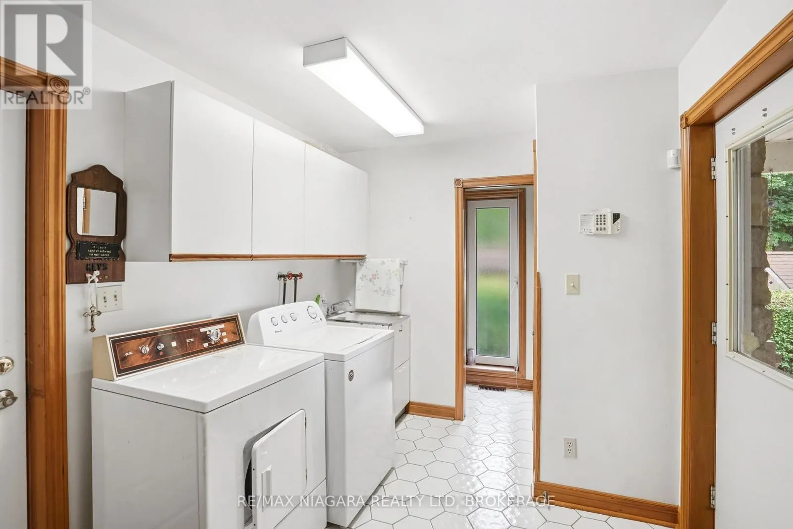 599 LAKESHORE ROAD E