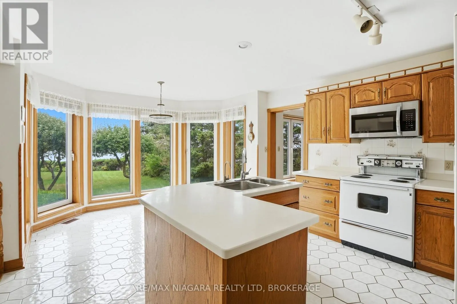 599 LAKESHORE ROAD E