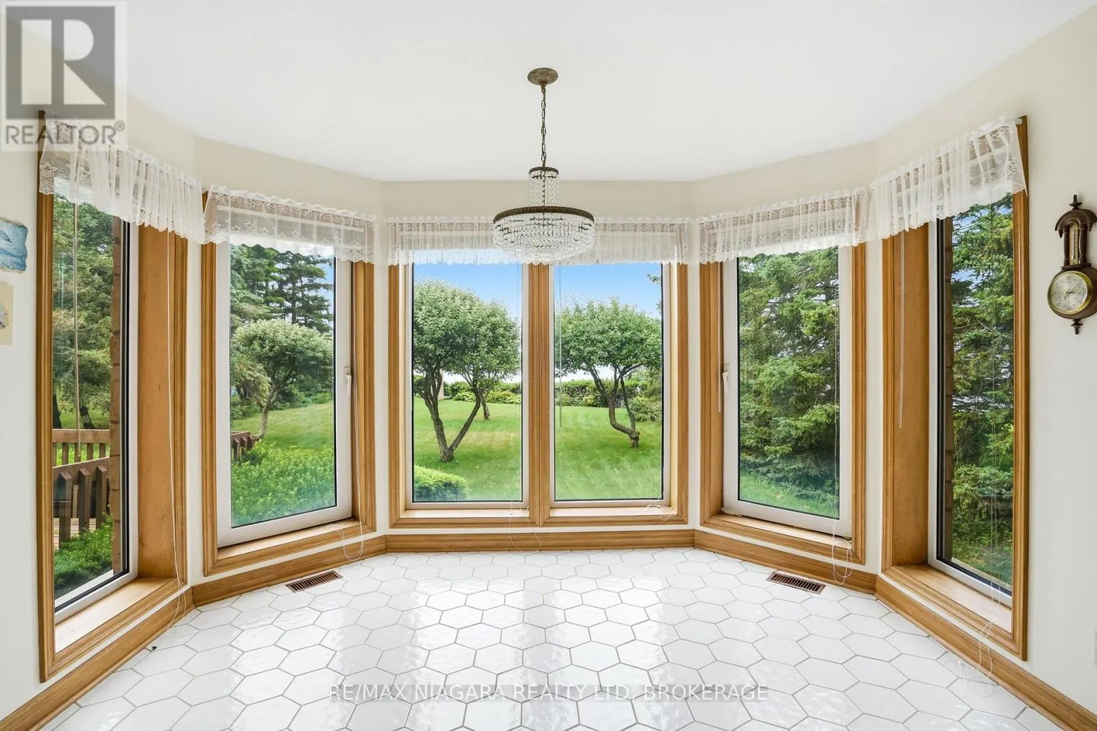 599 LAKESHORE ROAD E