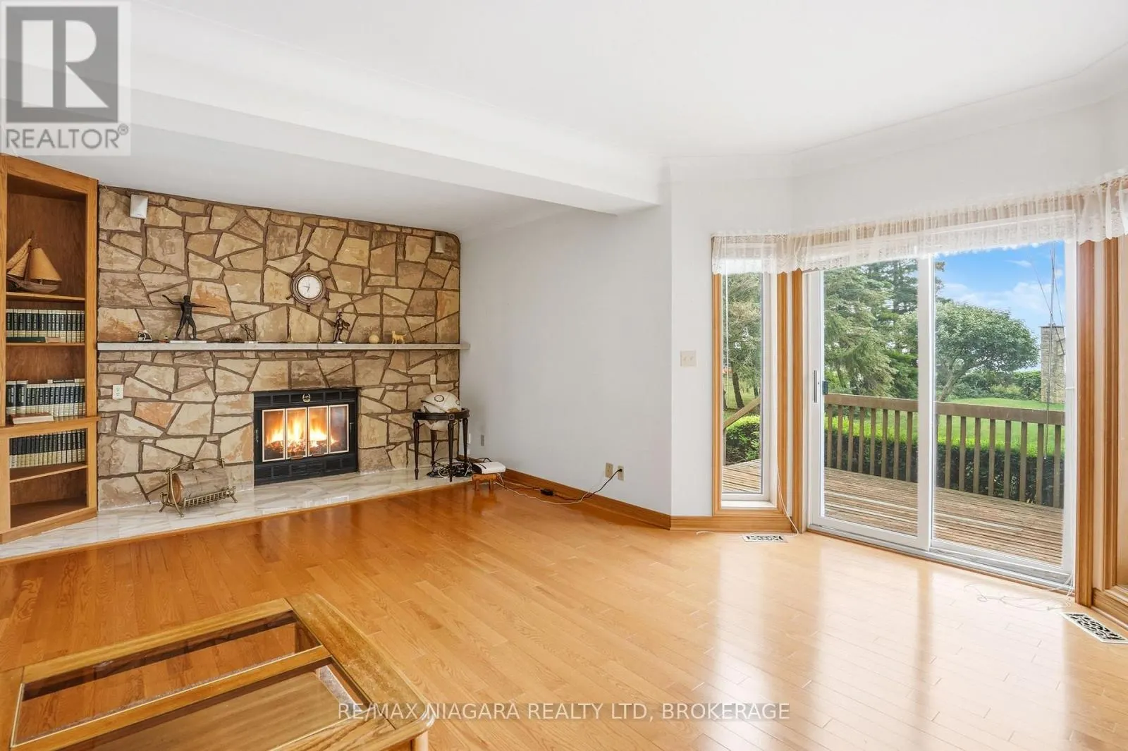 599 LAKESHORE ROAD E
