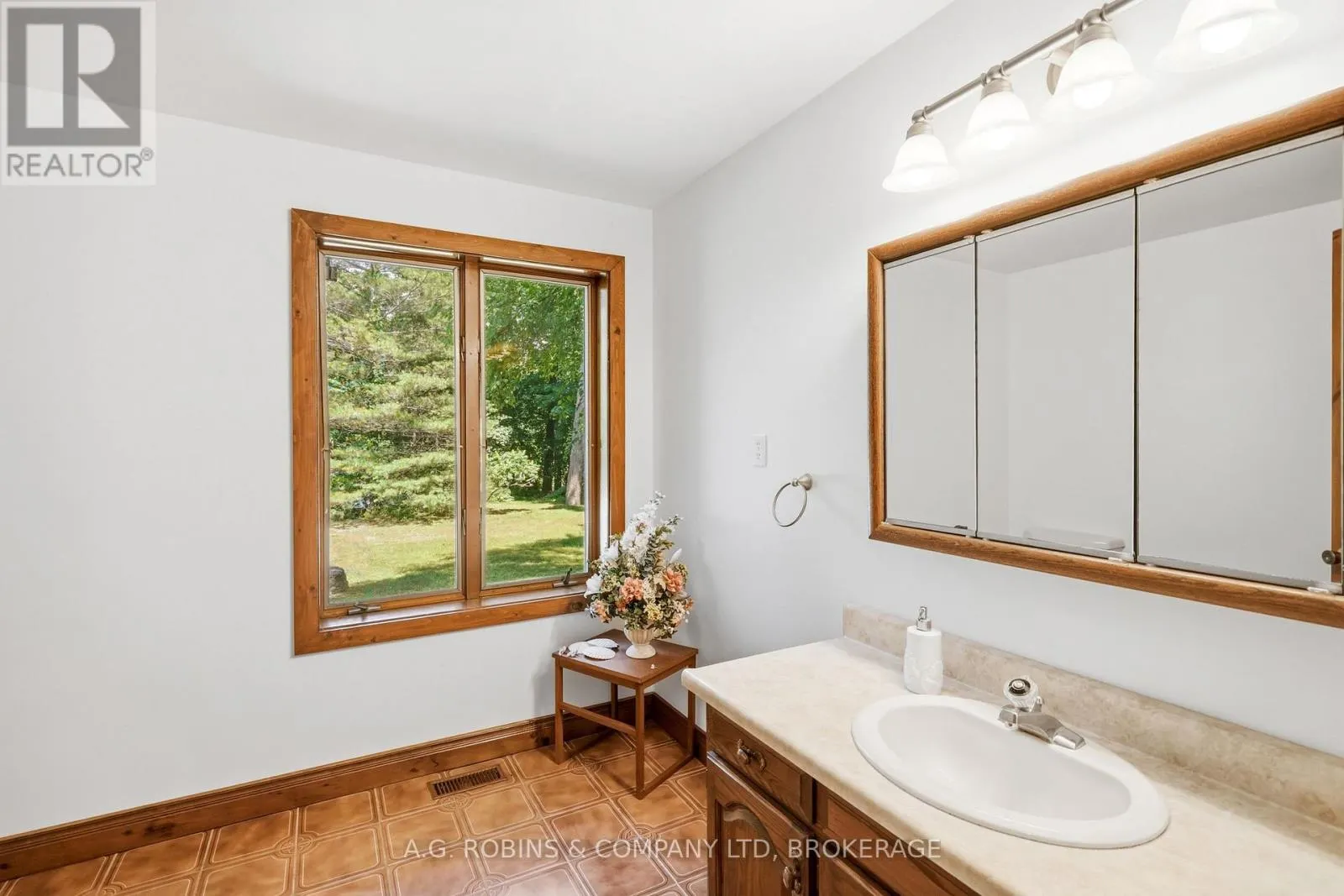 559 LAKESHORE ROAD E