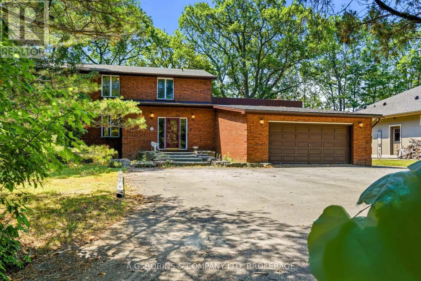 559 LAKESHORE ROAD E