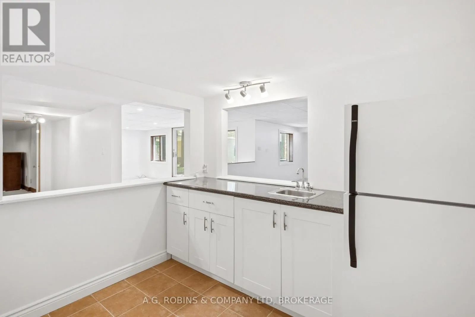559 LAKESHORE ROAD E
