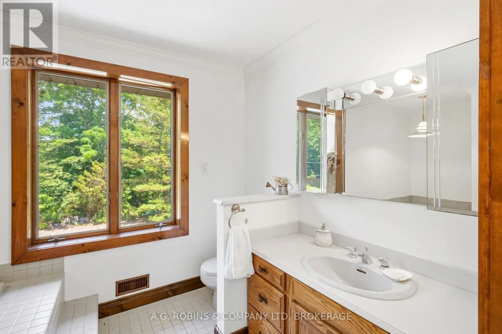 559 LAKESHORE ROAD E