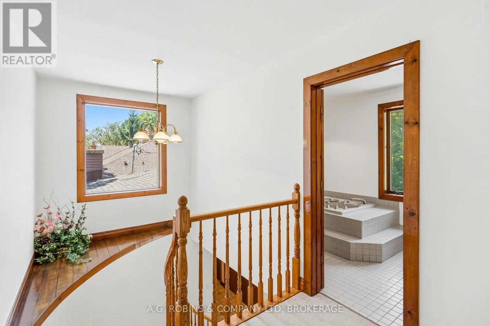559 LAKESHORE ROAD E