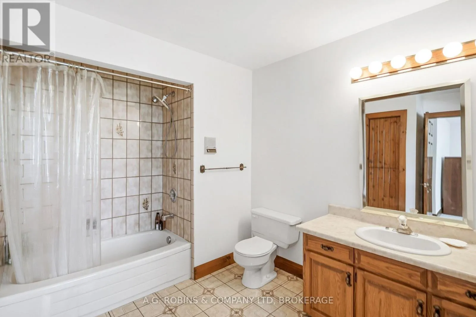 559 LAKESHORE ROAD E