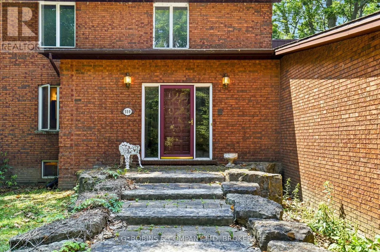 559 LAKESHORE ROAD E