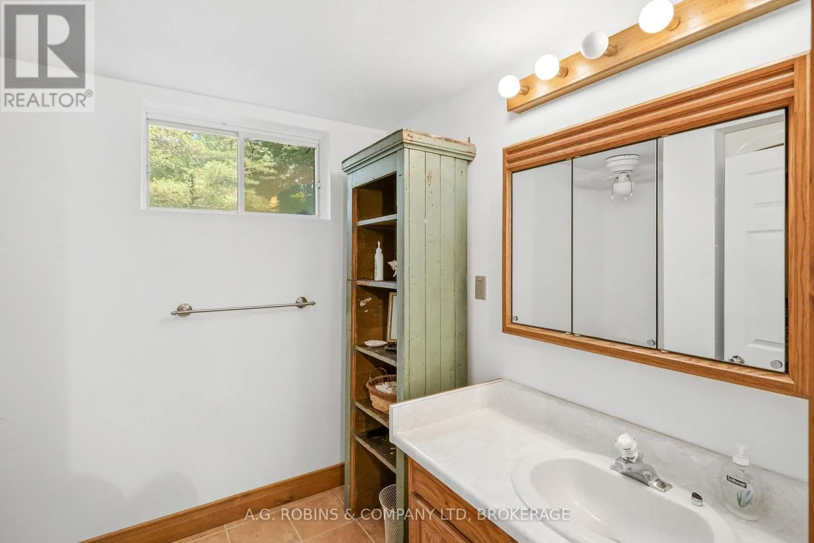 559 LAKESHORE ROAD E