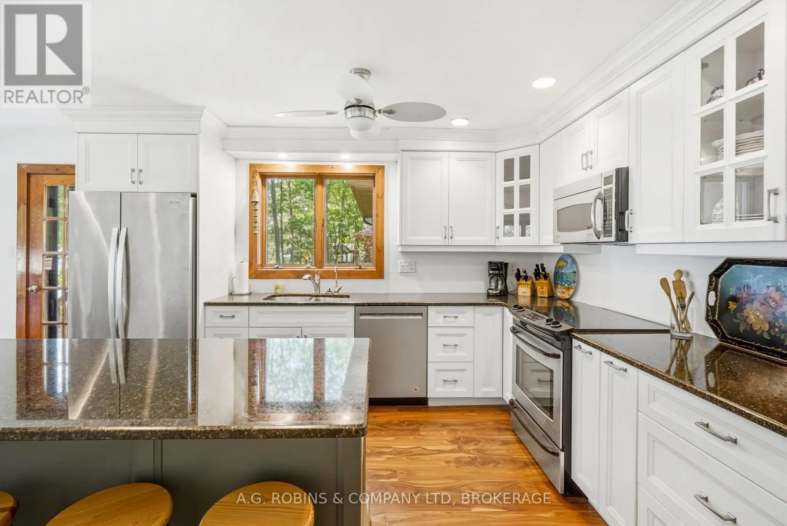 559 LAKESHORE ROAD E