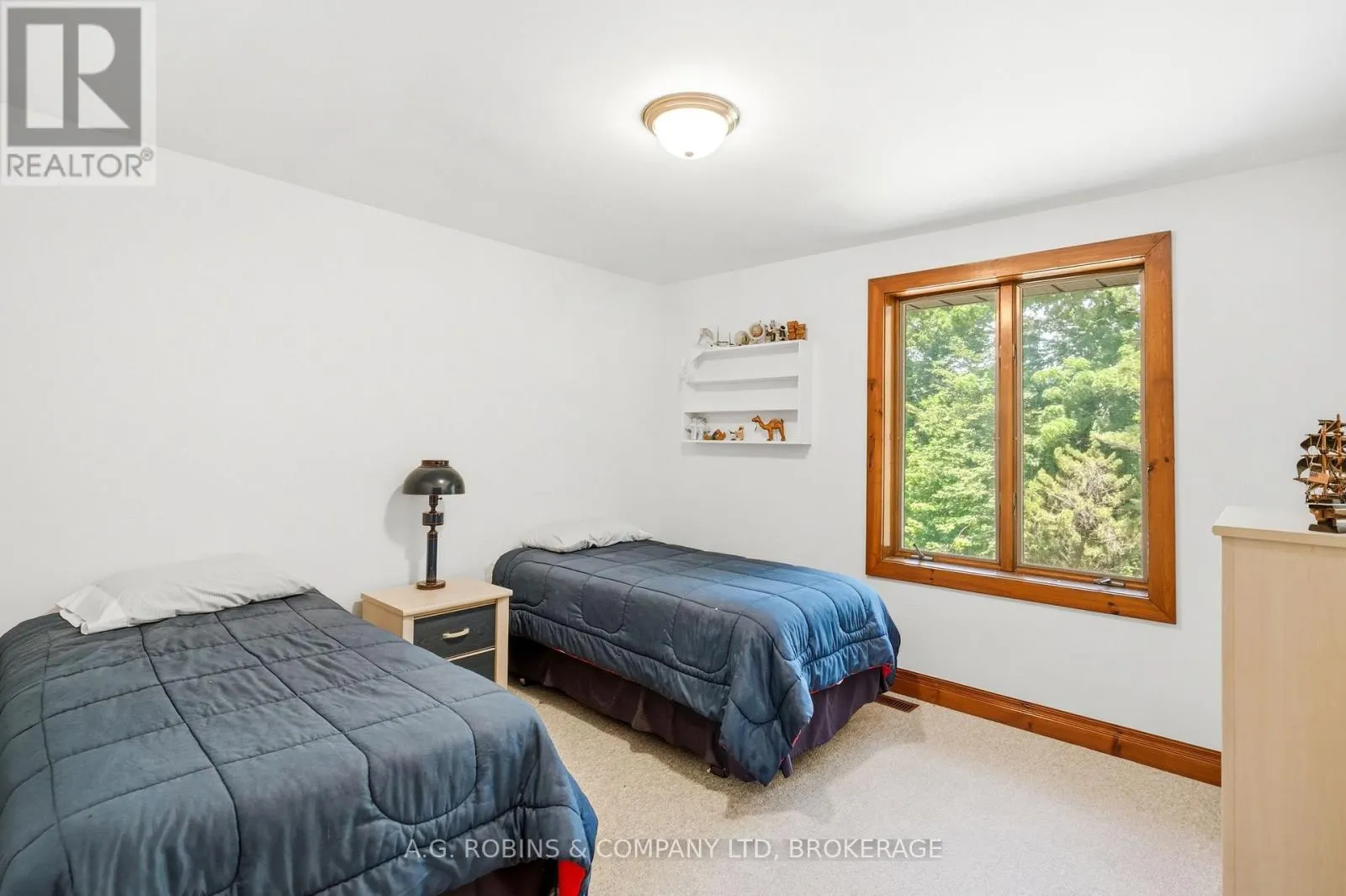 559 LAKESHORE ROAD E