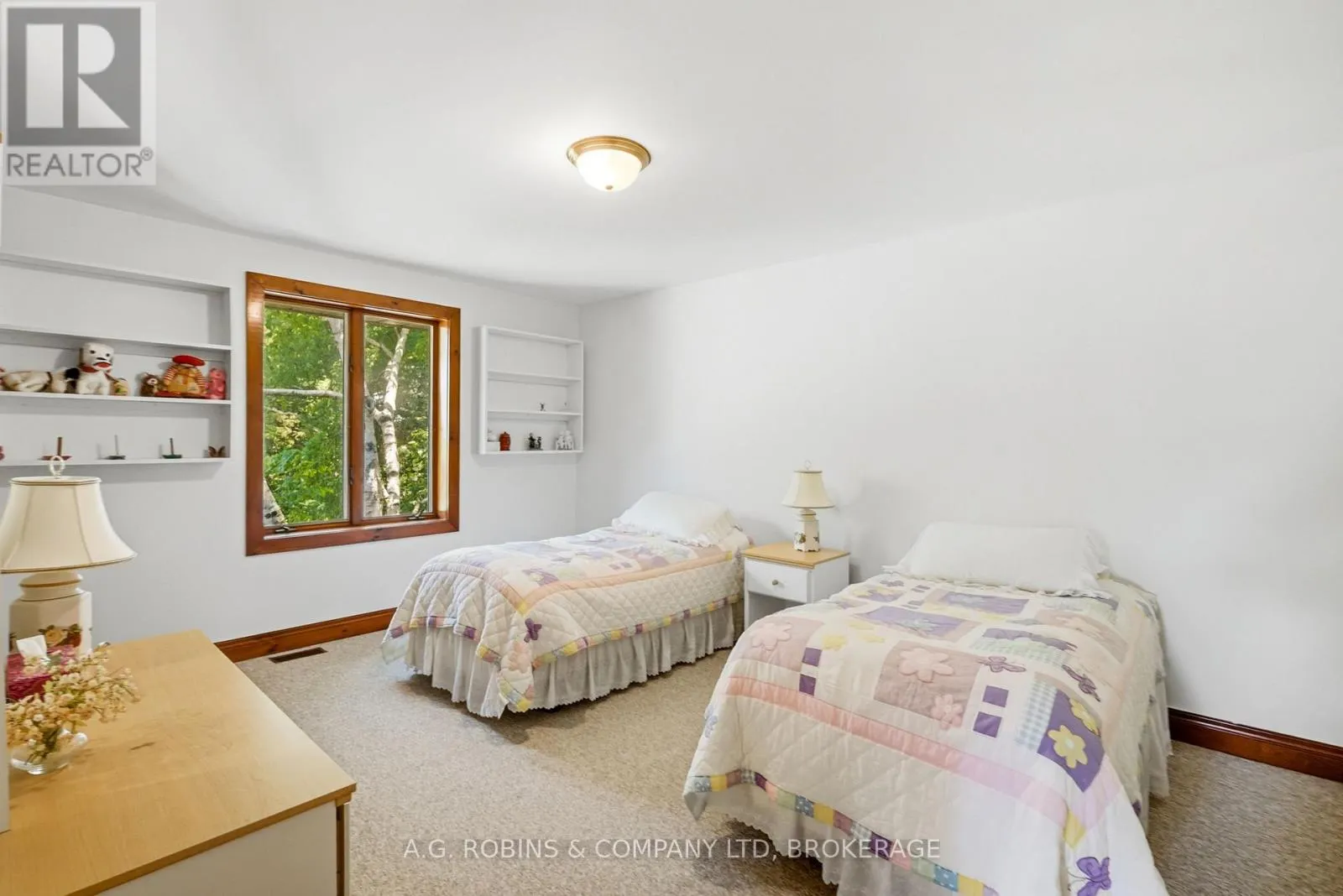 559 LAKESHORE ROAD E