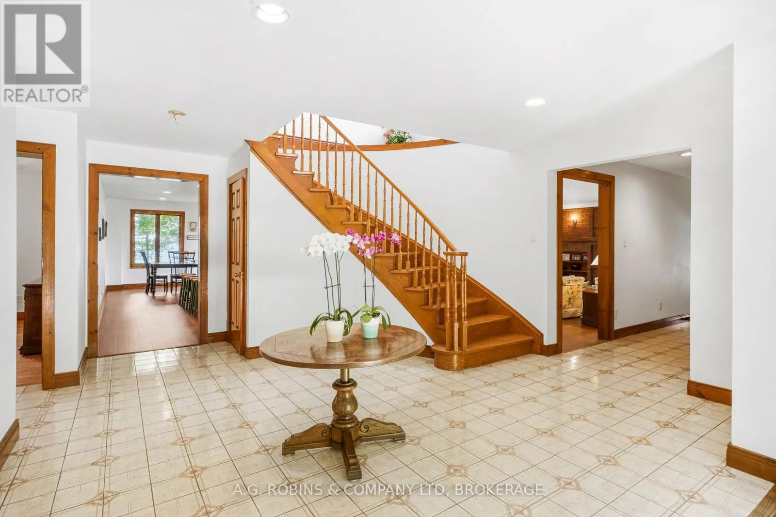 559 LAKESHORE ROAD E