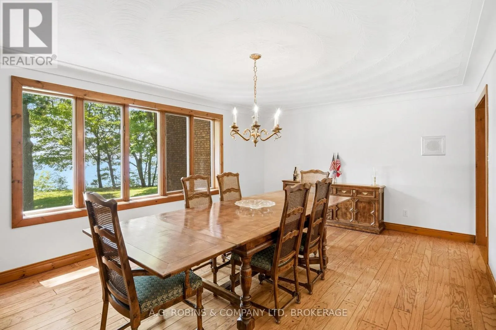 559 LAKESHORE ROAD E