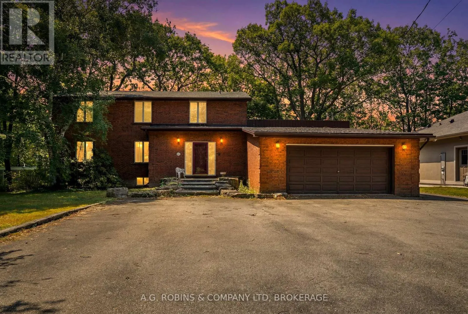 559 LAKESHORE ROAD E