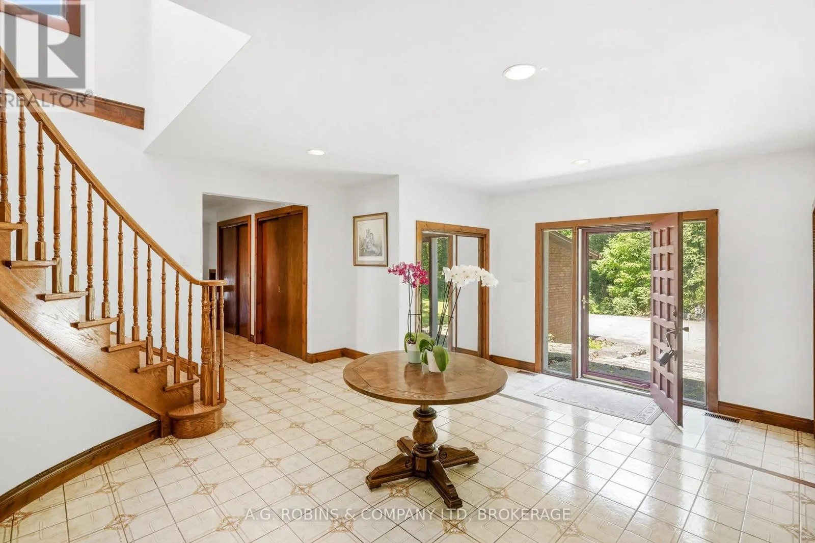 559 LAKESHORE ROAD E