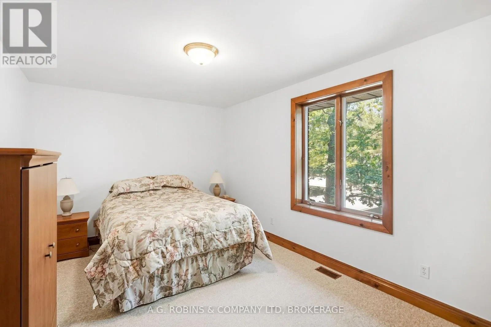 559 LAKESHORE ROAD E