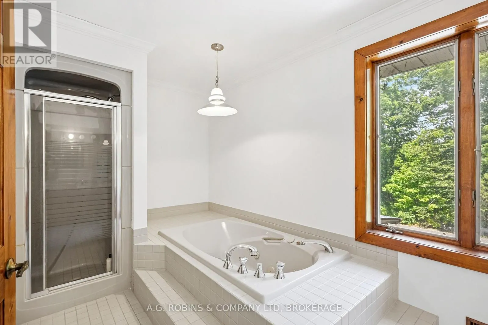 559 LAKESHORE ROAD E