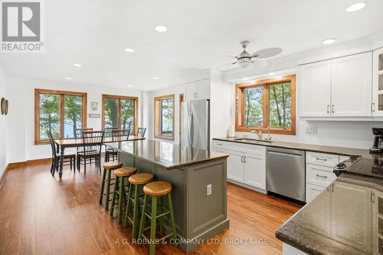 559 LAKESHORE ROAD E