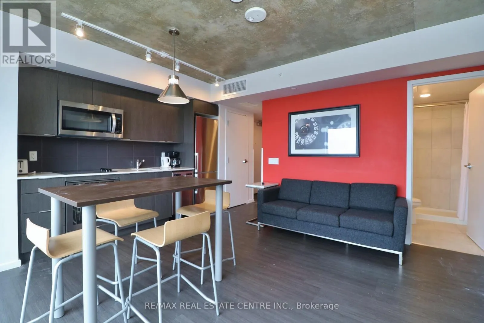 2006 - 105 CHAMPAGNE AVENUE