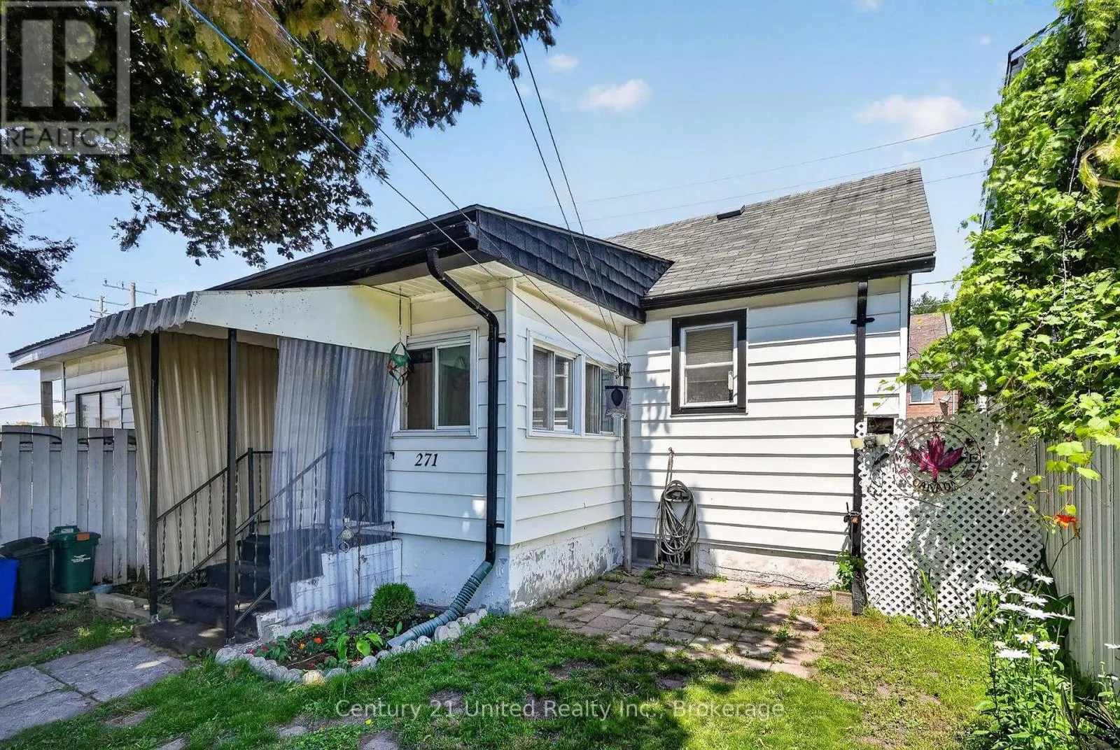 271 UNIVERSITY AVENUE W