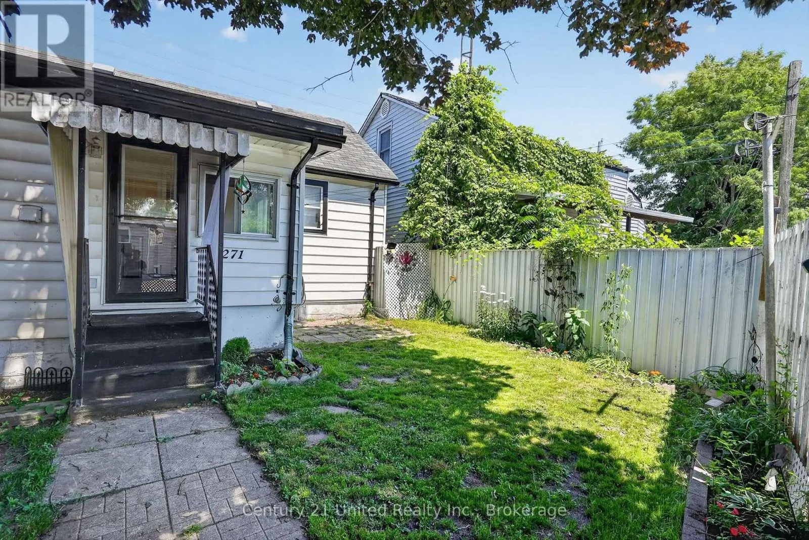 271 UNIVERSITY AVENUE W