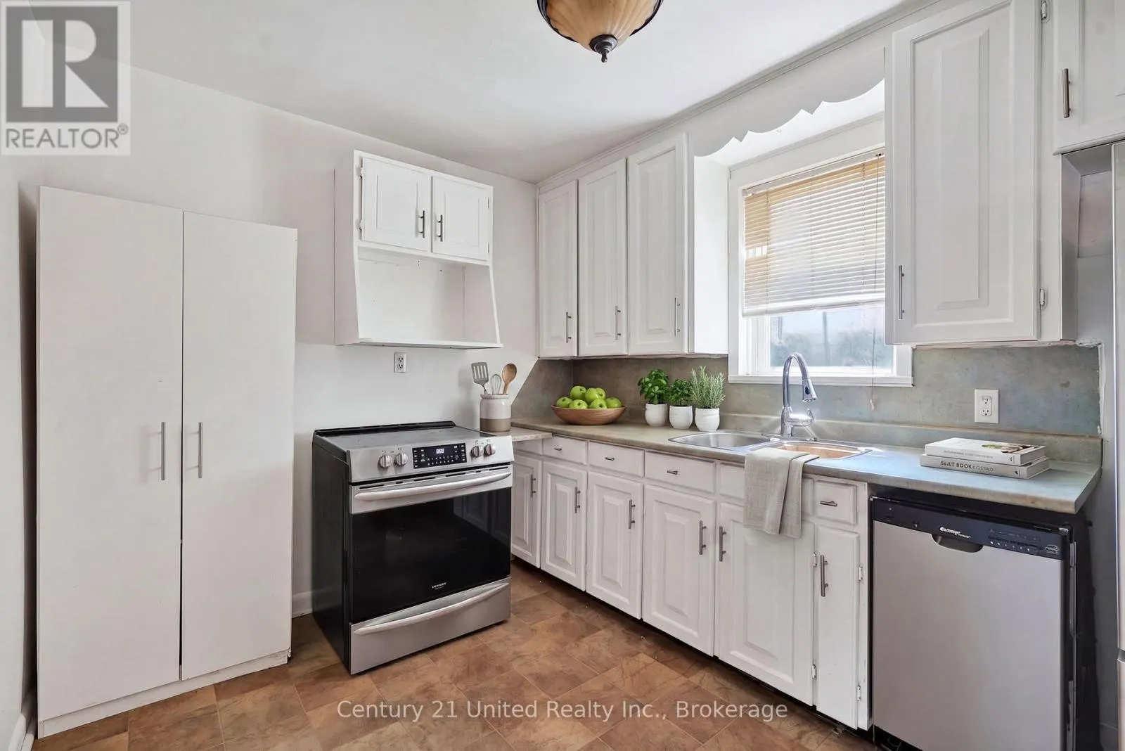 271 UNIVERSITY AVENUE W