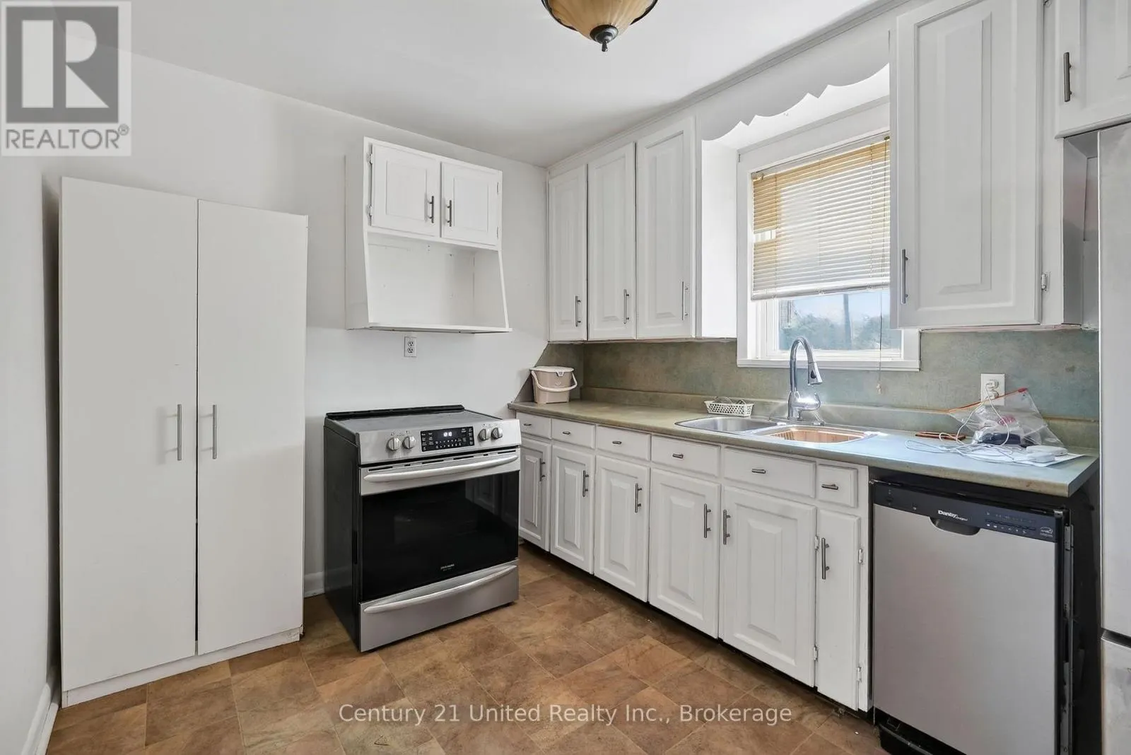 271 UNIVERSITY AVENUE W