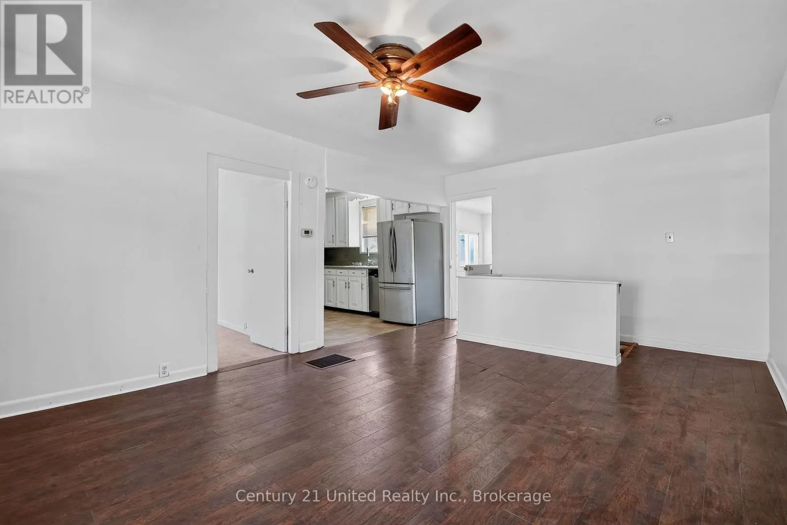271 UNIVERSITY AVENUE W