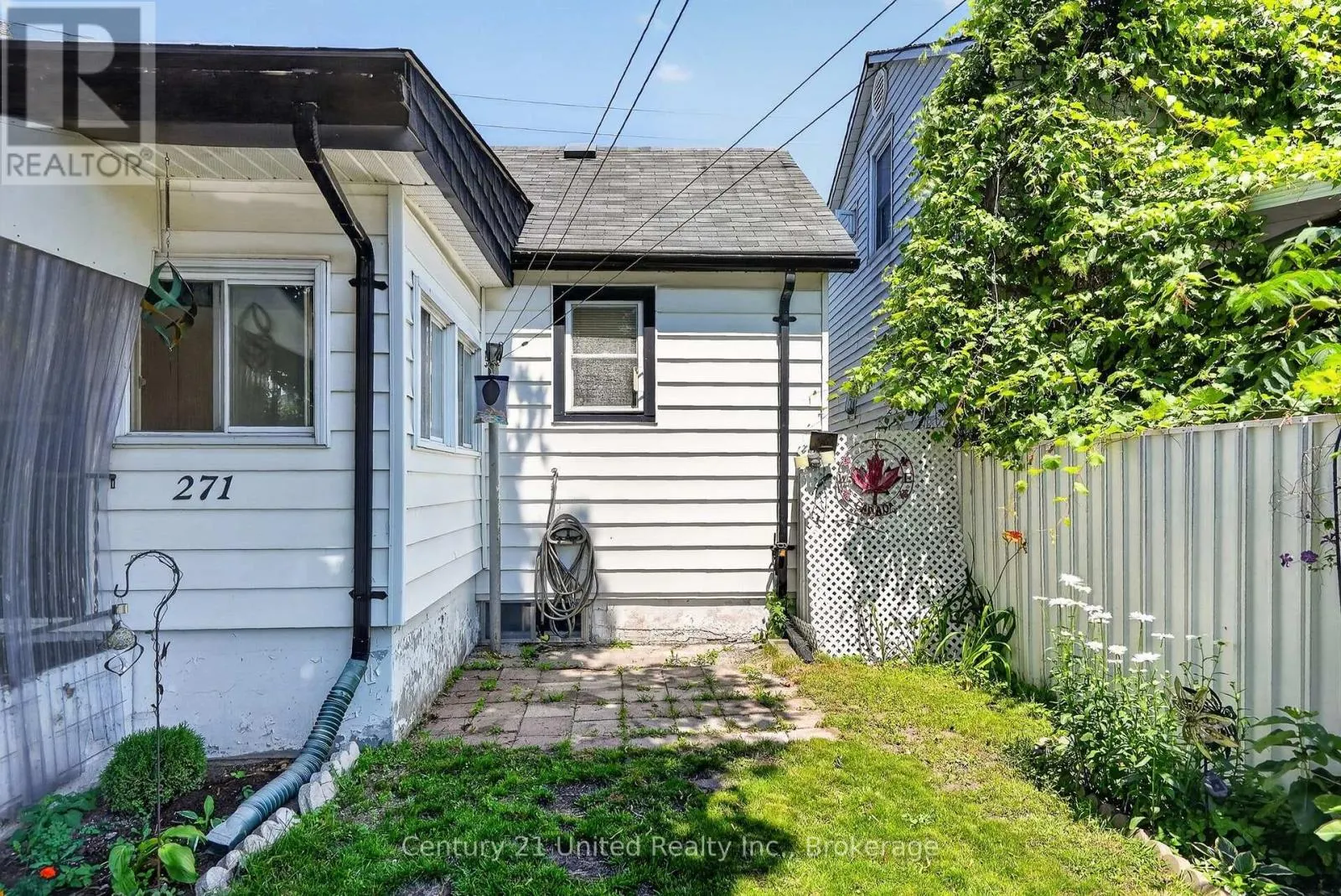 271 UNIVERSITY AVENUE W