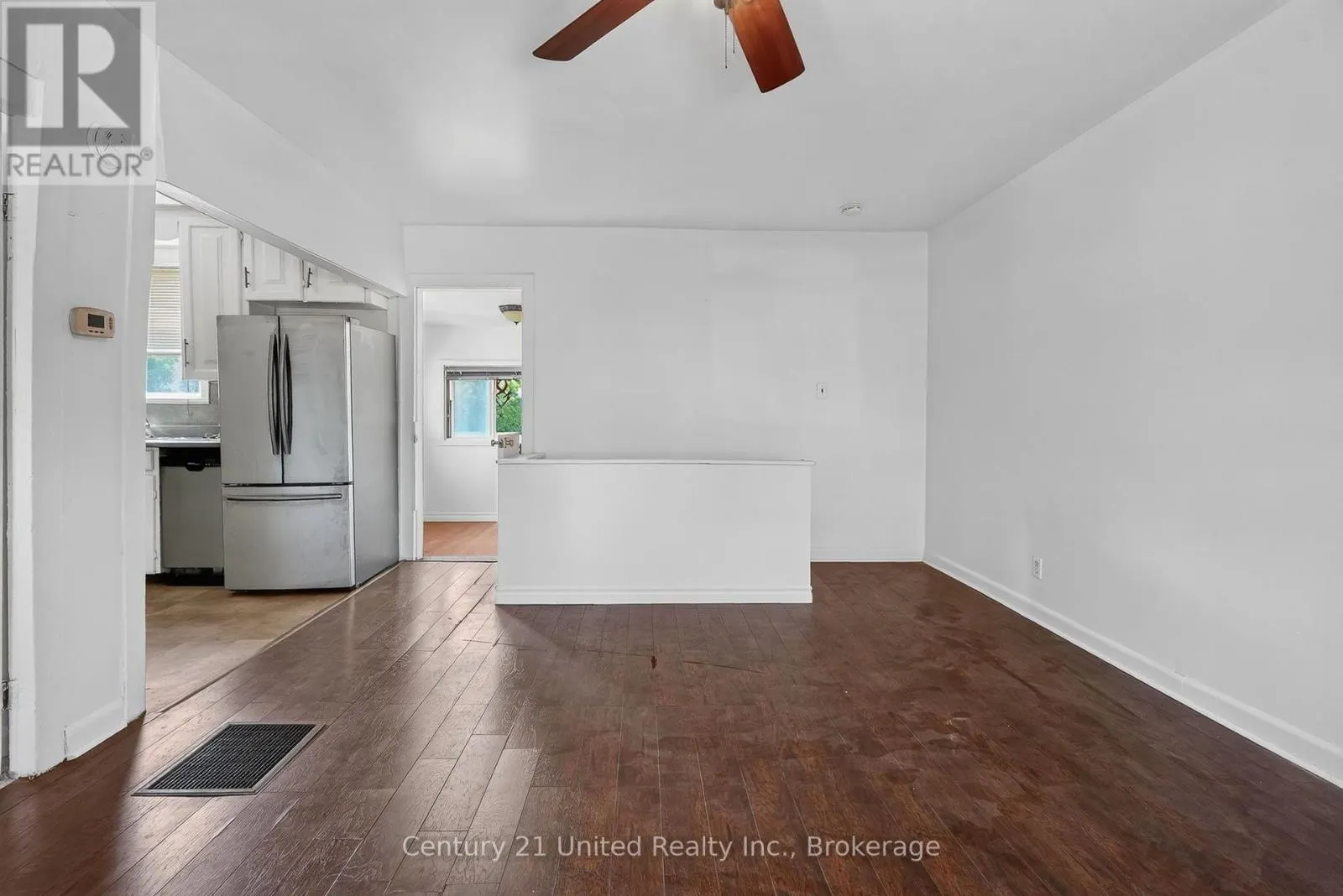 271 UNIVERSITY AVENUE W