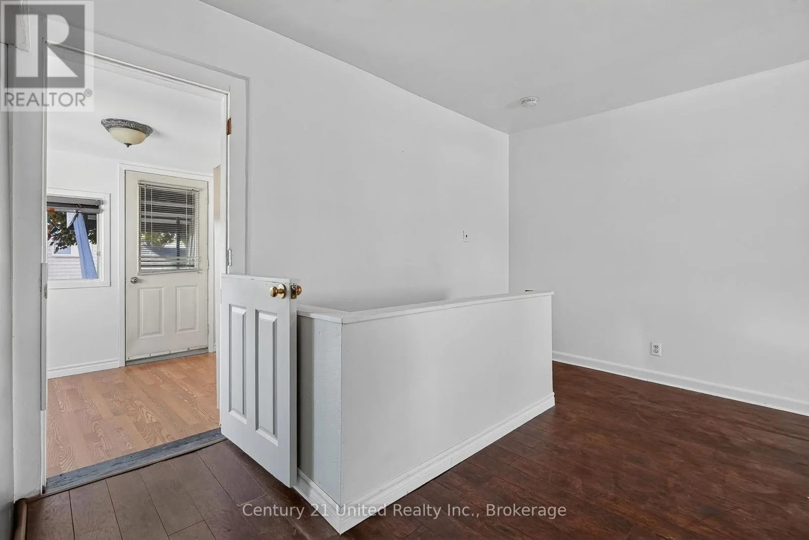 271 UNIVERSITY AVENUE W