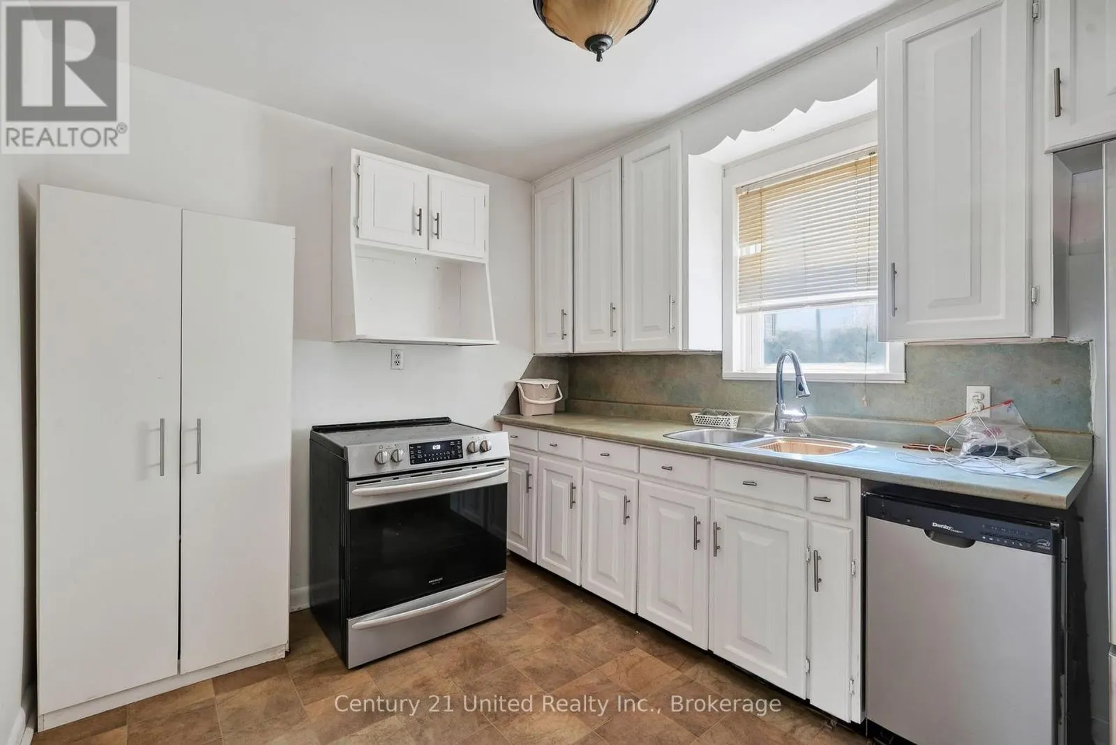 271 UNIVERSITY AVENUE W