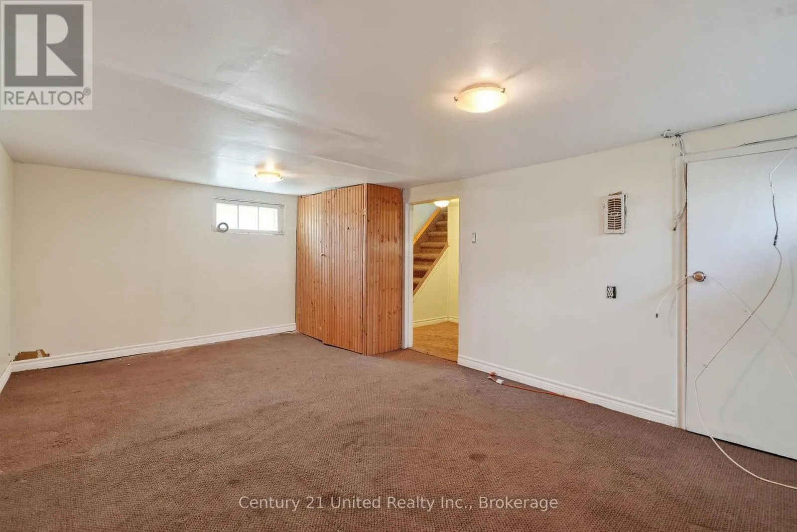 271 UNIVERSITY AVENUE W