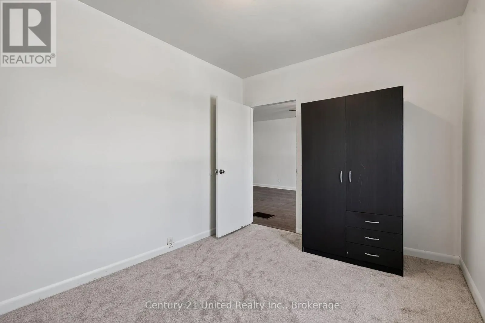 271 UNIVERSITY AVENUE W