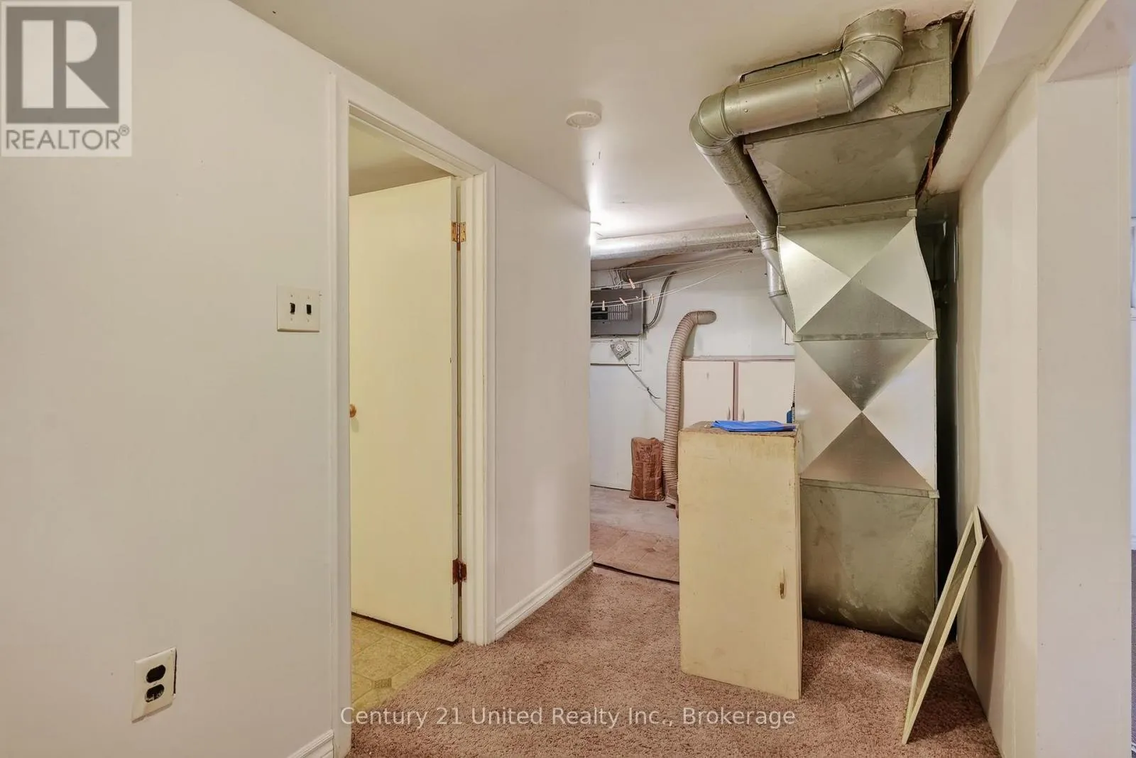 271 UNIVERSITY AVENUE W