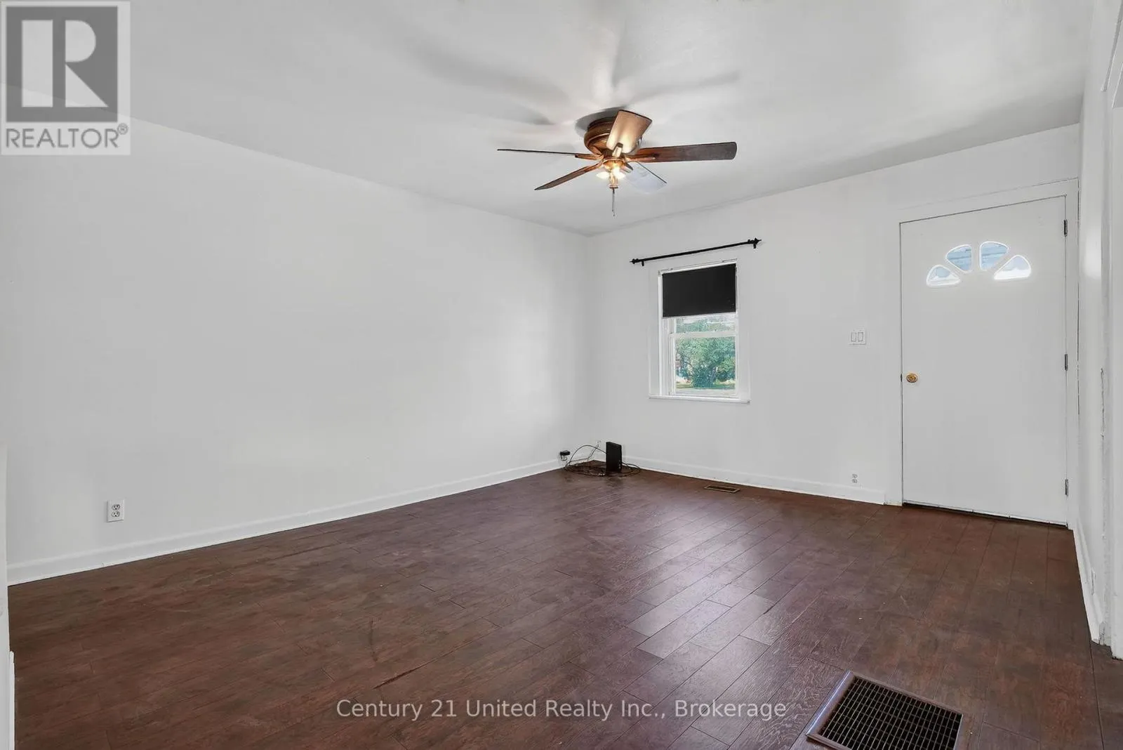 271 UNIVERSITY AVENUE W