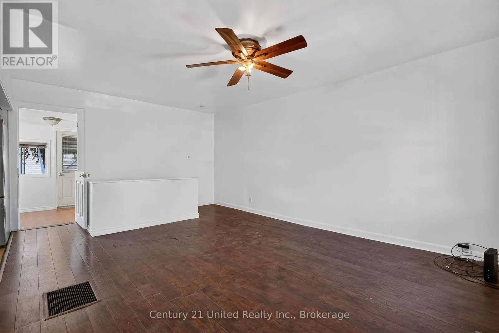 271 UNIVERSITY AVENUE W