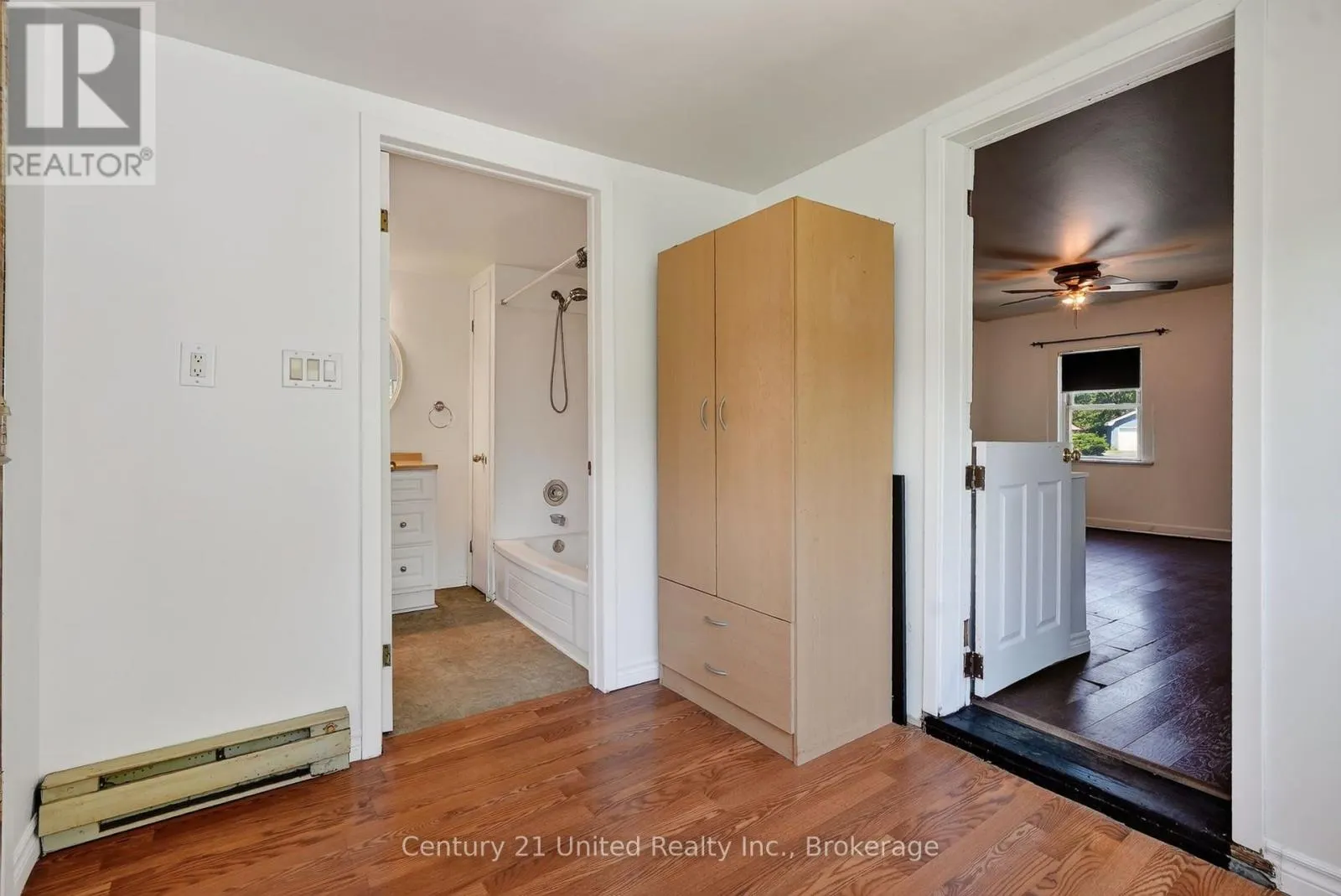 271 UNIVERSITY AVENUE W